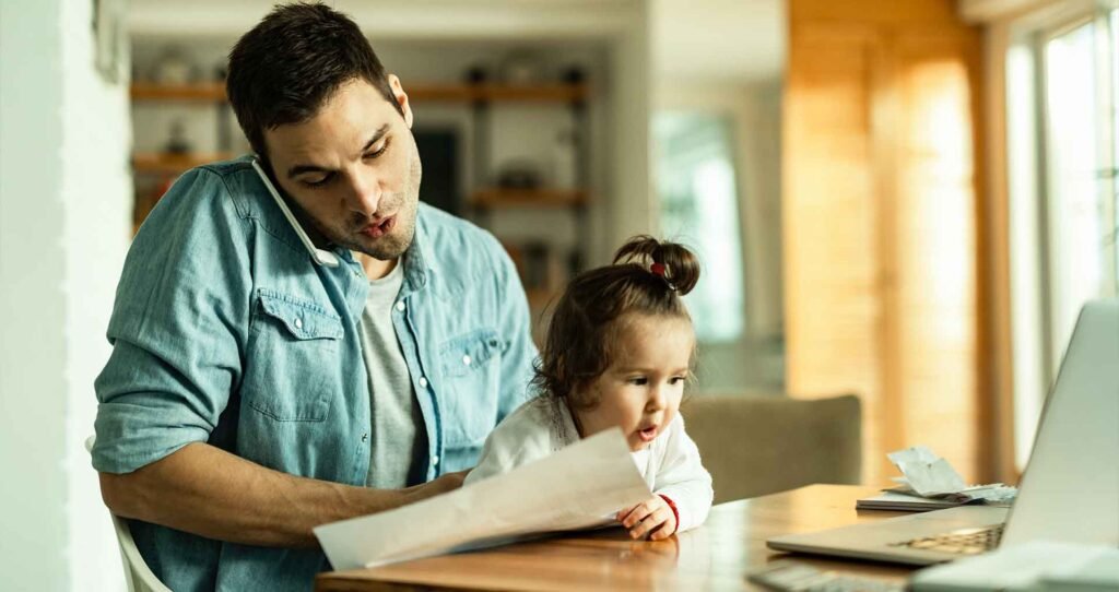 Como pagar menos Imposto de Renda - 14 formas 7 Pai e filho organizando as compras